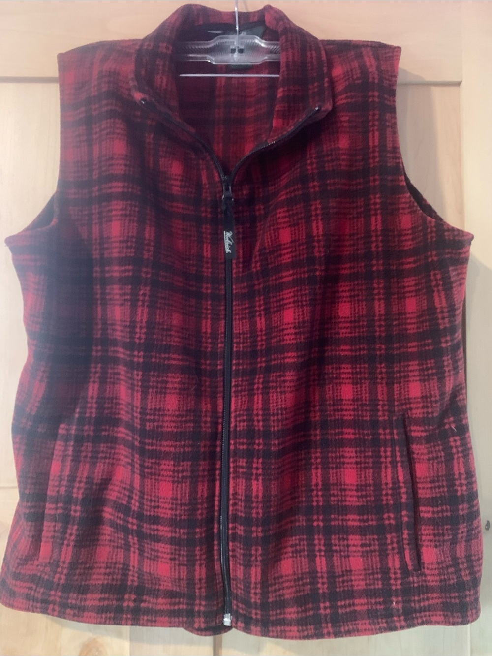 Vintage Women’s Woolrich Red and Black Plaid Zip-Front Fleece Vest ( Hunt )